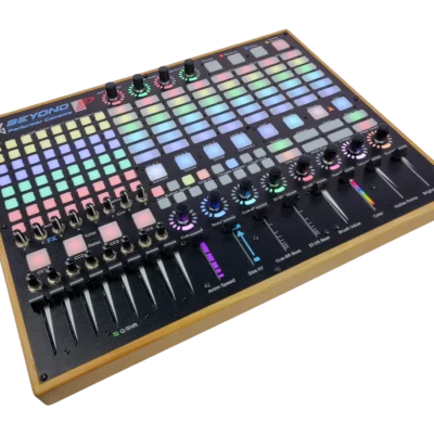 Pangolin BEYOND Performer Console - kontroler midi do sterowania laserami - widok ze spodu Pangolin BEYOND Performer Console - kontroler midi do sterowania laserami - widok ze spodu