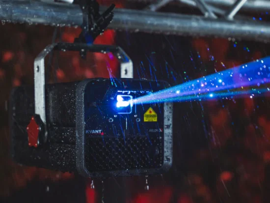 Atom XR laser kvant - laser w deszczu podczas pracy
